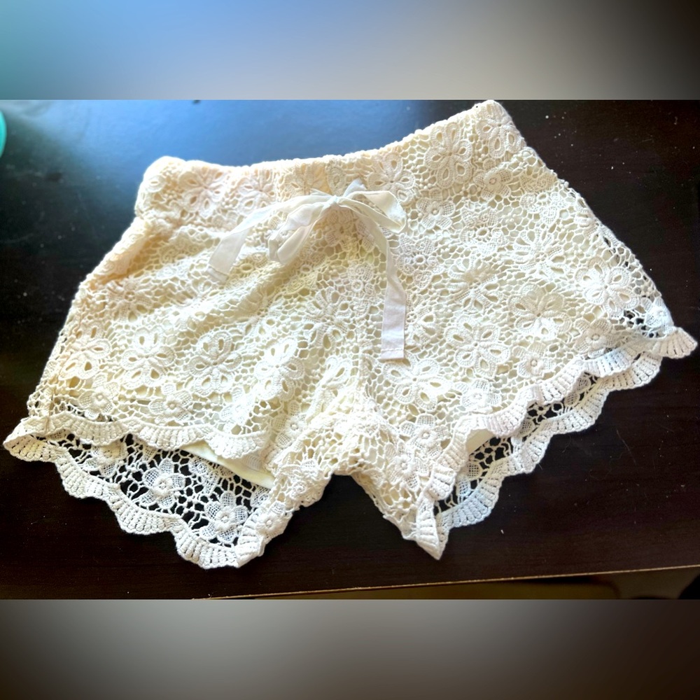 Off white Lace short pants